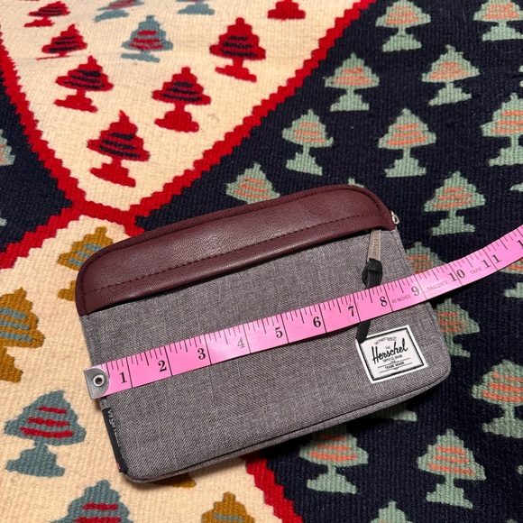 Herschel Virgin Atlantic Zip-Up
Makeup Bag - Picture 5 of 5